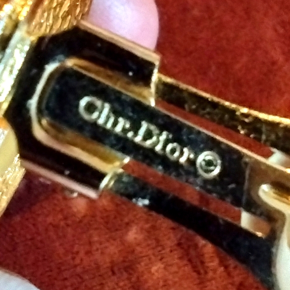 DIOR CHRISTIAN DIOR Vintage Gold Tone Houndstooth Textured Clip-On Earrings - Picture 3 of 7